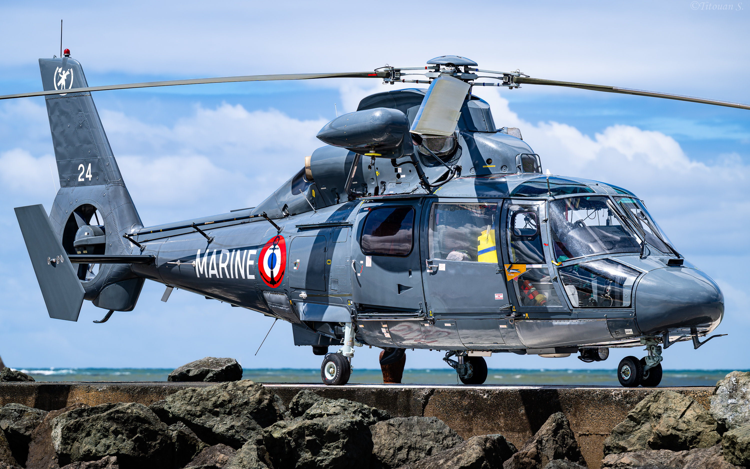 Hélicoptère de secours en bord de mer